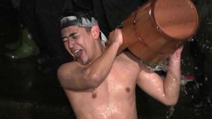 黒田記者も周りに負けない熱気を出す