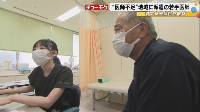 診察を行う新川季紗さん
