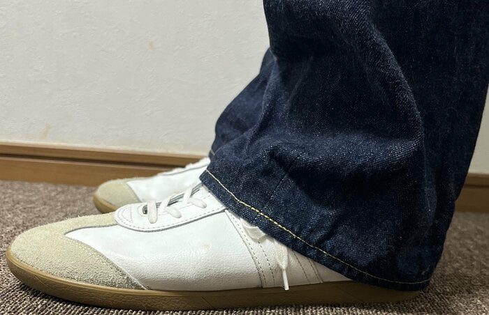 わずかに裾に折り目がつく“ワンクッション”（特集班撮影）