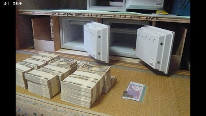 床下の隠し金庫には現金1億600万円ほどが入っていた