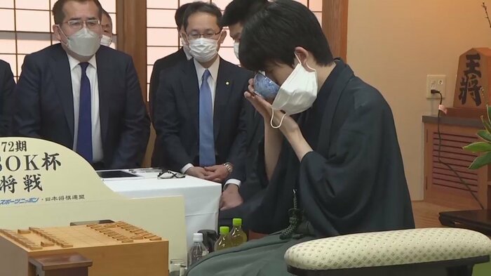 残っていたお茶をすする