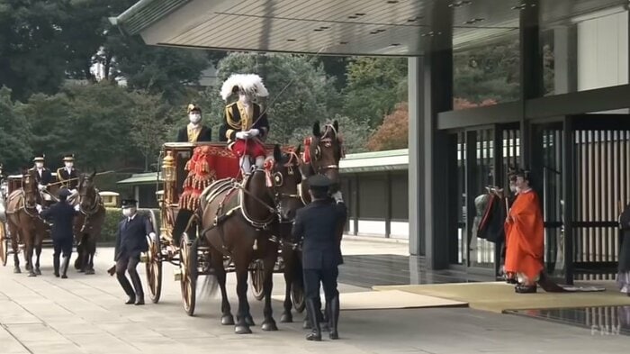 岸菖が輓く馬車列と秋篠宮さま
