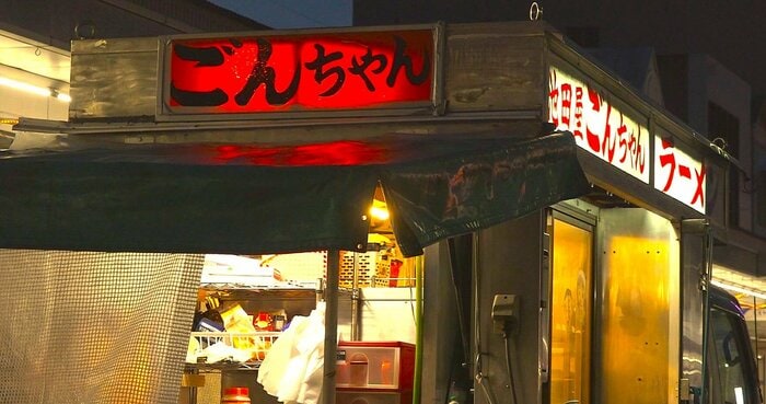 夜になると灯るラーメン屋台のあかり