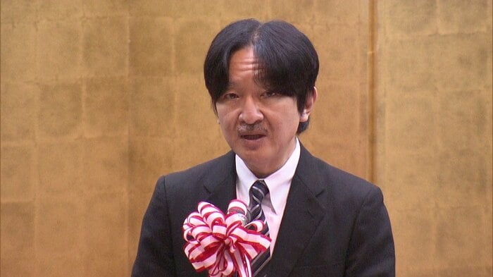 式典でおことばを述べられる秋篠宮さま