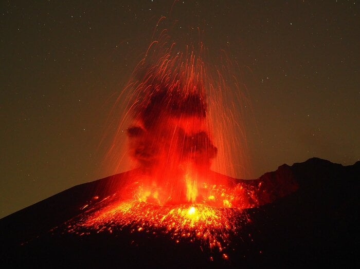 噴出したマグマが冷やされるとガラスに変化する(画像:イメージ)