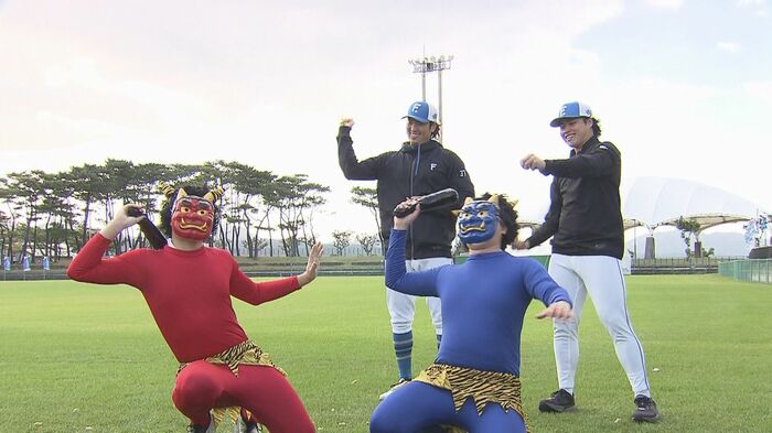 節分の豆まきを初体験する古林(グーリン)投手(左側)と孫(スン)投手(右側)