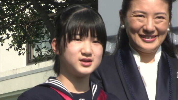報道陣からの卒業の祝福に はにかまれる愛子さま