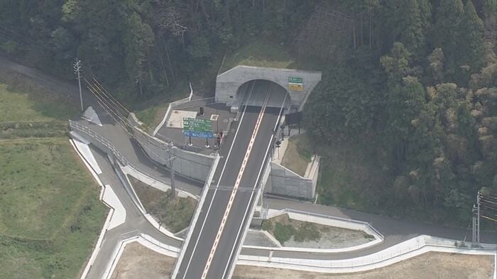 山間部のトンネル入口へ続く高架道路