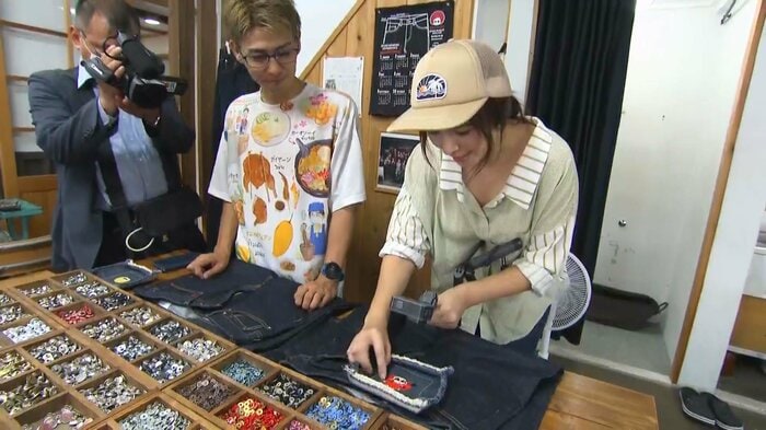 ジーンズのボタンをカスタマイズする2人