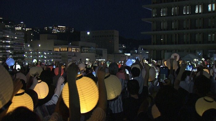 5500個の提灯を上下左右に揺らして歓迎した