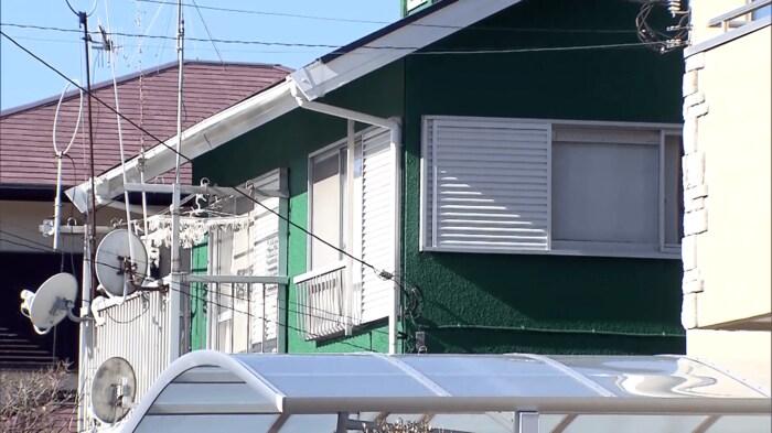 2階建ての住宅で、新谷さん夫妻は、息子の嘉朗容疑者と同居していたという。