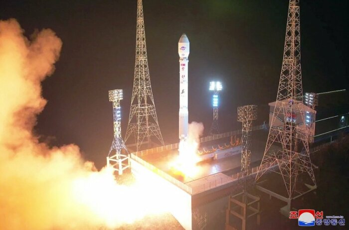 偵察衛星「万里鏡1」を搭載して発射された「千里馬1型」衛星打上ロケット(朝鮮中央通信・11月22日)