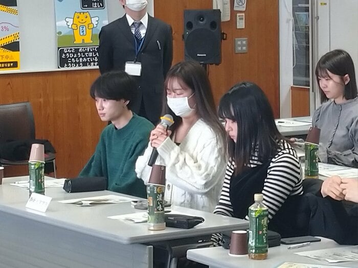 意見を出す静岡大学の学生