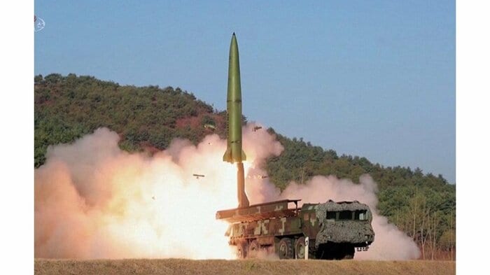 北朝鮮短距離弾道ミサイル　KN-23　同ミサイルの移動式発射機は4輪8輪