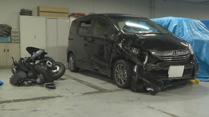 容疑者の車とはねられたバイク