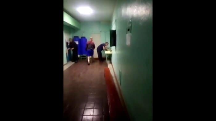 資料:「選別収容所」の内部とされる映像より(マリウポリ市長顧問のSNS)