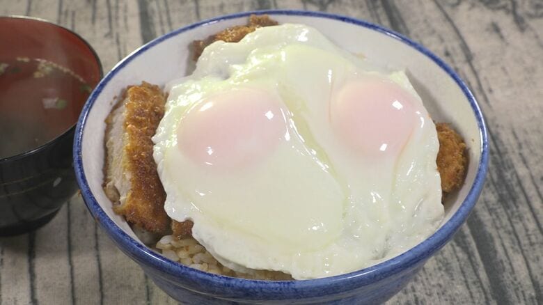 代表「かつ丼の取材が多すぎる…」老舗おかきメーカーの直売店 “規格外”のお得商品など約100種類並ぶ｜FNNプライムオンライン