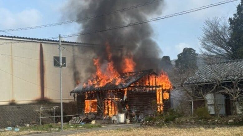 「ボーンと音が…家が燃えていた」住宅全焼、焼け跡から遺体　1人暮らしの80代男性とみて身元確認急ぐ　福井・越前町｜FNNプライムオンライン
