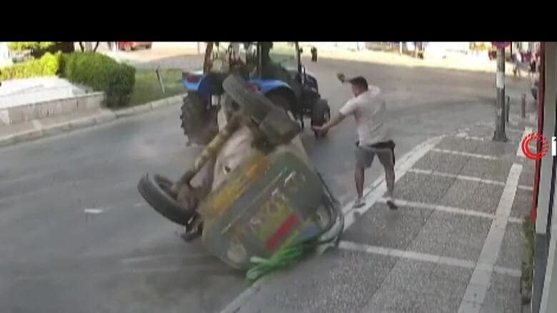 転がる巨大給水タンクと男性“間一髪”直撃を免れた瞬間　修理中のバイク炎上、息を「ふーふー」吹きかけ消火する男性も　トルコ｜FNNプライムオンライン