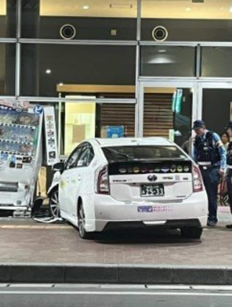 タクシーが歩道に乗り上げ自動販売機に突っ込む　運転の83歳男性「ブレーキ踏んだが利かなかった」JR博多南駅に隣接のビル　福岡｜FNNプライムオンライン