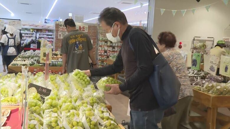シャインマスカット、リンゴ、クリ　秋の味覚を求め「道の駅」にぎわう　長野・豊丘村｜FNNプライムオンライン