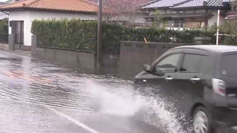 「水深が車の床面を超えたらもう危険！」国交省が全ドライバーに“冠水道路”の注意喚起｜FNNプライムオンライン