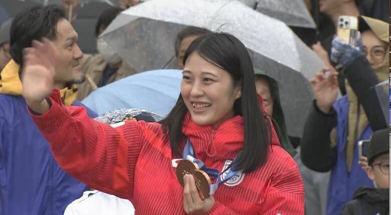「次は五輪で金を」　2つの銅メダルを胸にパレード　スキージャンプの丸山希選手がふるさと野沢温泉村に凱旋　雨の中、沿道に600人｜FNNプライムオンライン