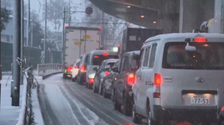 【東京に大雪警報】高速道路「予防的通行止め」で各地“大渋滞”　帰れないと一泊する人も　サルは寒さに体を丸め…都心でも大粒の雪｜FNNプライムオンライン