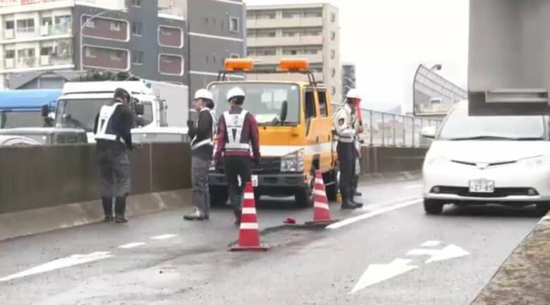 西広島バイパスで道路陥没　２車線のうち１車線を一時規制　舟入出口付近の高架　雨の影響か　広島｜FNNプライムオンライン
