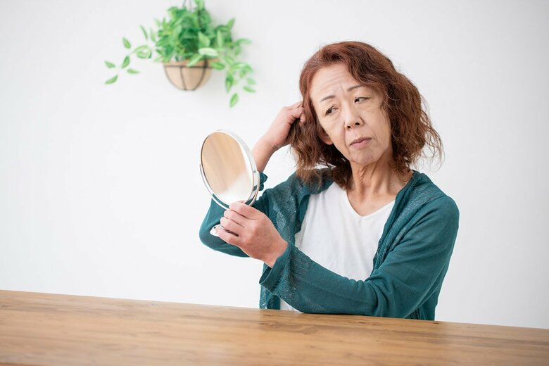 白髪の場所は"生え際"や"分け目"に!気になり始めた年齢は?白髪対策・ケア方法について40代以上の女性200人に聞きました!