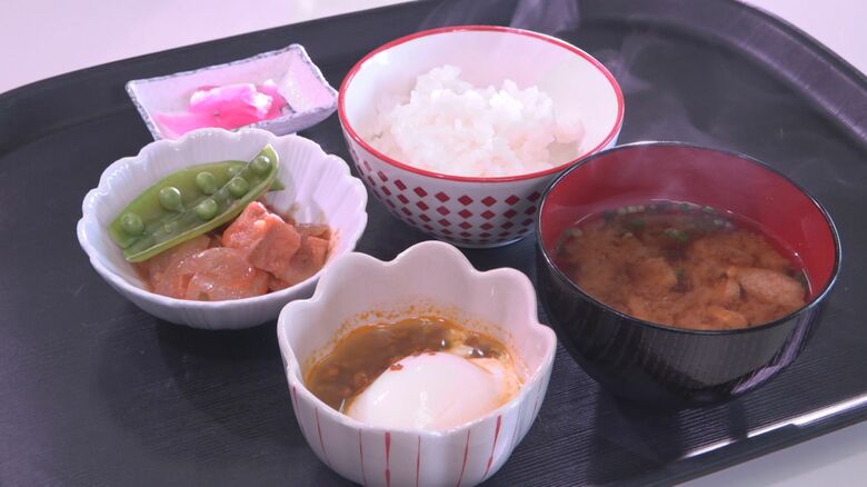 毎日4種類の小鉢から2品チョイス…三重県津庁舎の食堂で人気の『490円ランチ』安さの秘密は“自社農園”|FNNプライムオンライン