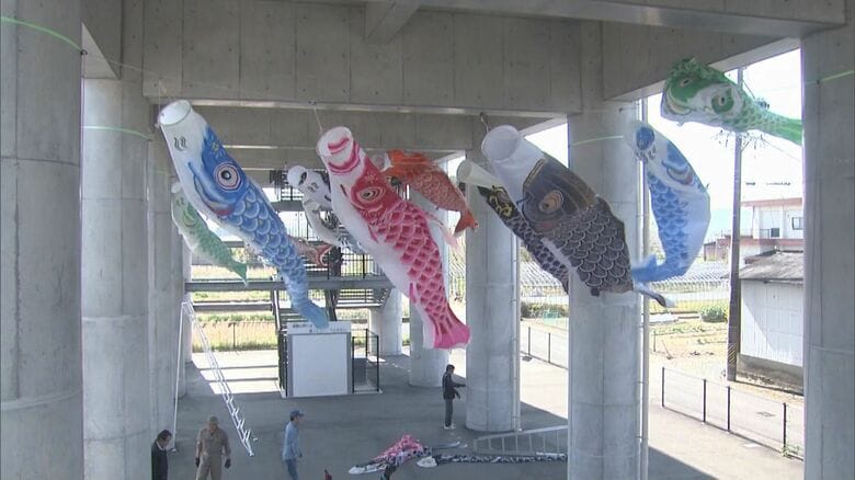 高さ約15mの津波避難タワーに『こいのぼり』地元の住民から寄せられた約60匹を取り付け 三重県伊勢市｜FNNプライムオンライン