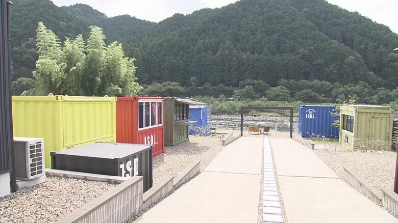 「自然の中でより映える」大自然の川沿いにカラフルなコンテナ並ぶ“絶景カフェ” プライベート空間で非日常のひと時｜FNNプライムオンライン