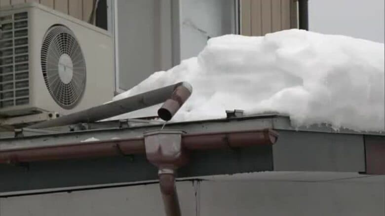 屋根の雪下ろし作業中に転落か　低体温症による不整脈で88歳男性が死亡　秋田・横手市｜FNNプライムオンライン