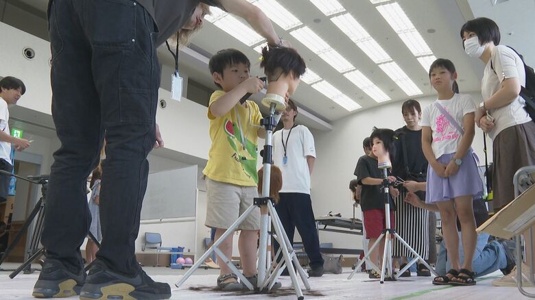 子どもたちが様々な職業に挑戦！プロの技に触れ将来を考えるきっかけに「美容師になって髪を切りたい」新潟｜FNNプライムオンライン