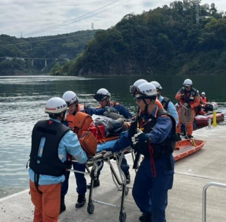 ダム湖へ50m転落を想定　全長420メートルの吊り橋で注目・安威川ダム　“日本最長の吊り橋”に観光客殺到　警察と消防が本格的な救助訓練　大阪・茨木市｜FNNプライムオンライン