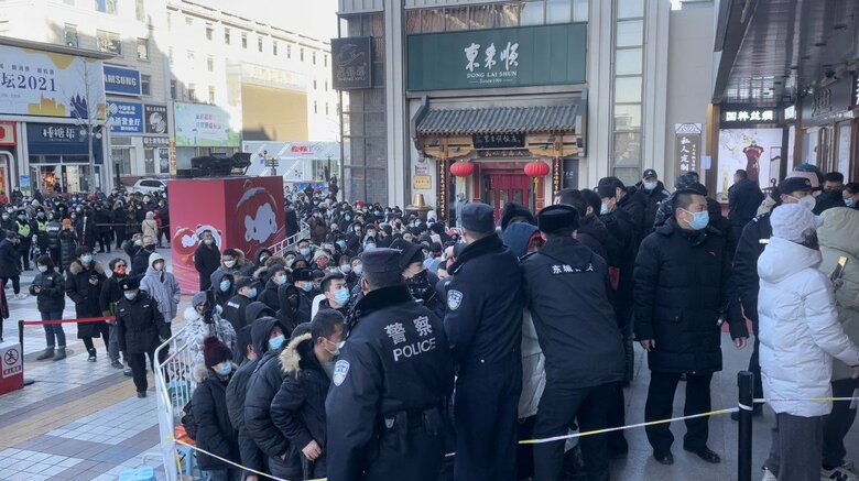 北京市のオフィシャルショップには大勢の客が詰めかけ大混乱