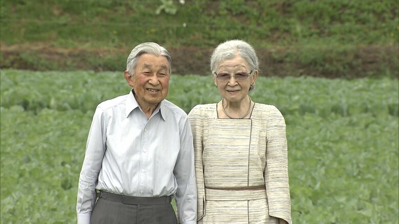 大日向開拓地のキャベツ畑を散策される上皇ご夫妻