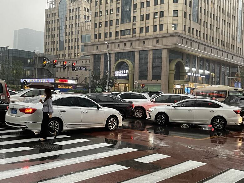 渋滞が交差点内まで及ぶのは北京では日常だ