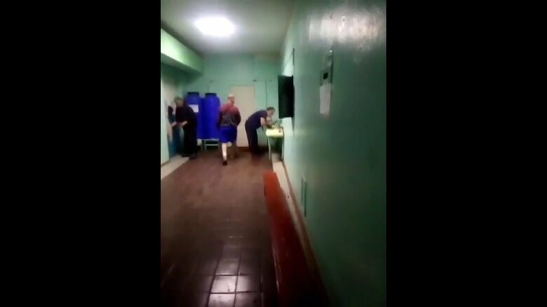 資料:「選別収容所」の内部とされる映像より(マリウポリ市長顧問のSNS)