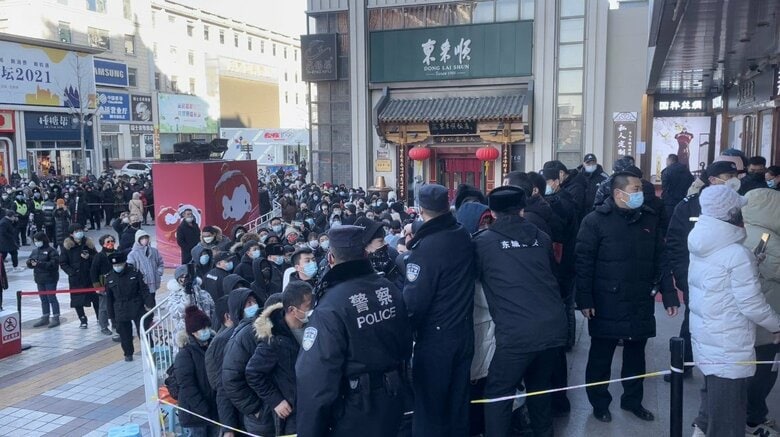 北京市のオフィシャルショップには大勢の客が詰めかけ大混乱