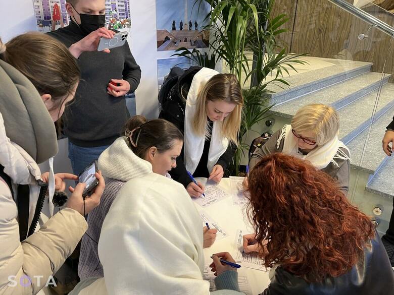 プーチン大統領の選挙本部で家族の動員解除を陳情するプーチ・ダモイの女性たち （2024年2月、提供 @SOTA）