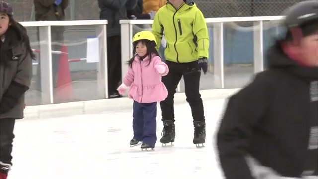 小さい子どももスケートを楽しむ