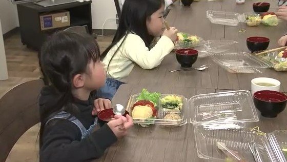 利用者の負担を少なくしようとスーパーや飲食店から協力を得て夕食の弁当などを安く購入