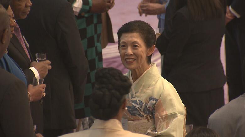 歓談される高円宮妃久子さま