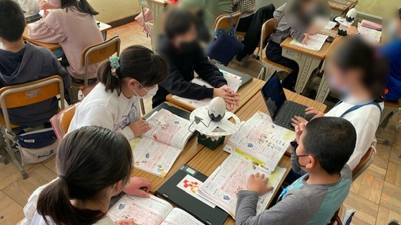グループの話し合いの真ん中に置かれたたまご型の「ハイラブル」（正式名称：Hylable Discussion）