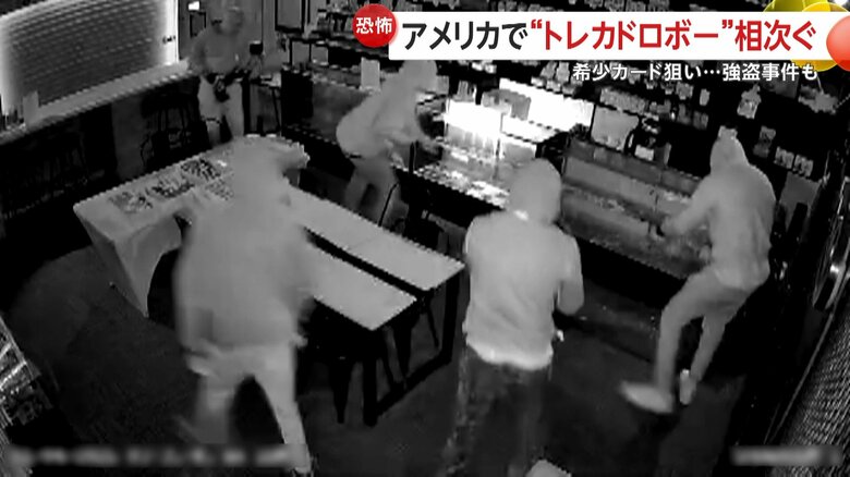 続々とフードをかぶった人物たちが入ってきた店内