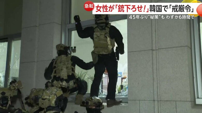 兵士達が窓ガラスを割り、国会内へ次々と入っていく