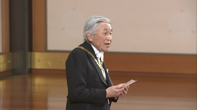受章者にお祝いの言葉を述べられる天皇陛下