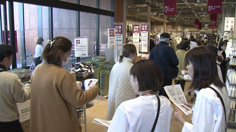 初日は開店2時間前から買い物客が列を作った